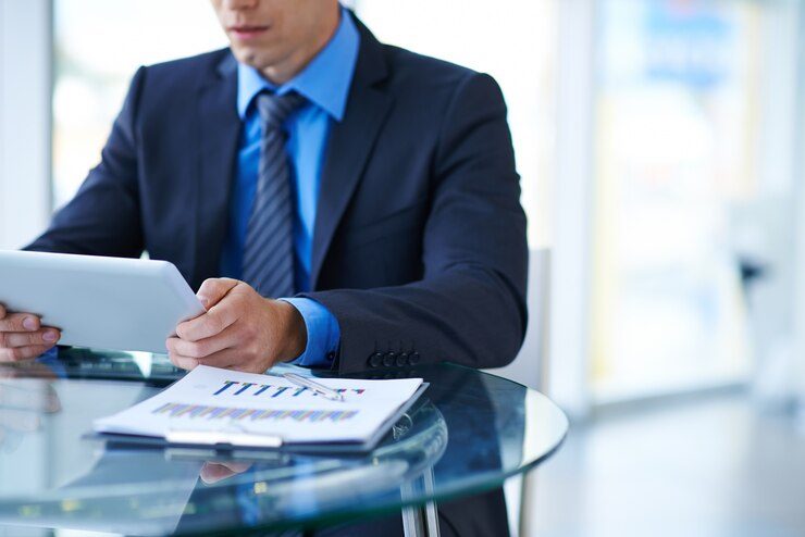 businessman-working-office_1098-282